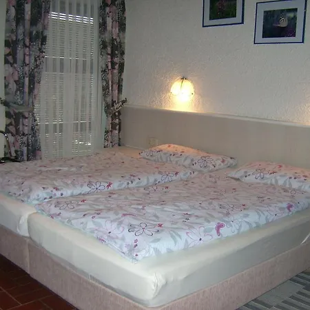 Gaestehaus Hochrhoenblick 3*